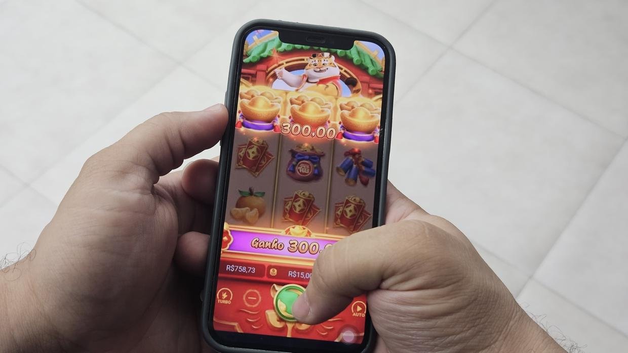 Homem jogando caça-níquel em aplicativo de apostas no celular, exibindo um ganho de R$300.